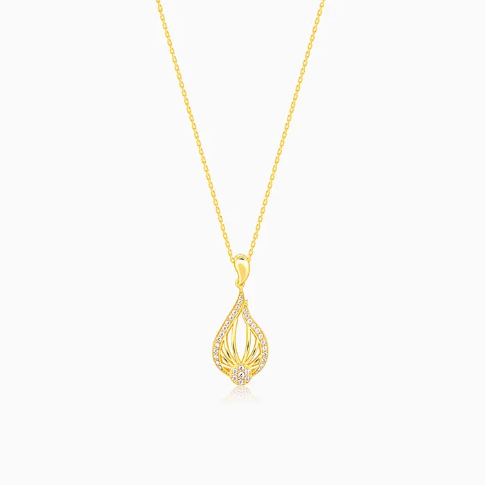 Best necklaces and pendants with cross pendants for a spiritual, meaningful symbol-Golden Glint Pendant With Link Chain