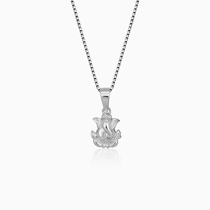 Elegant necklaces and pendants with diamond accents for added sparkle-Silver Ganpati Pendant with Box Chain