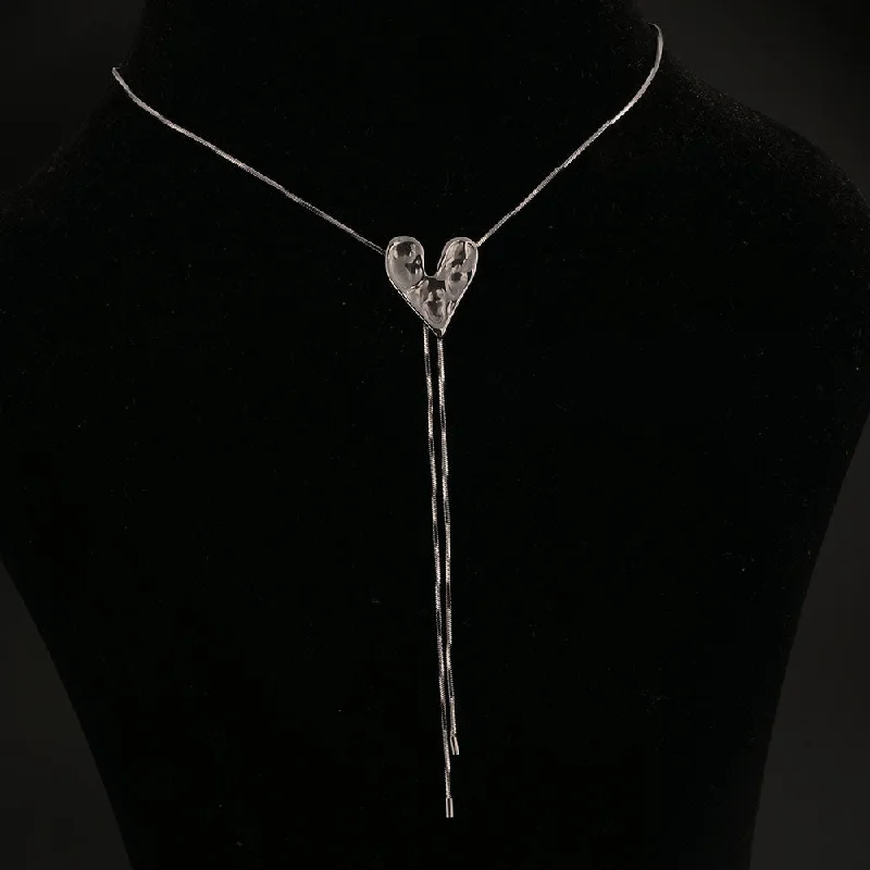 Necklaces and pendants with pearls for a classic and sophisticated touch-Silver Textured Heart Pendent Necklace